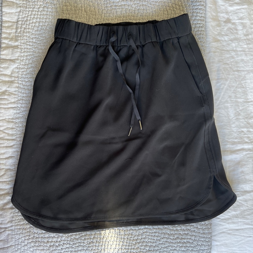 lululemon On the Fly Skirt Woven Black Curved Hem Pockets Sz 8